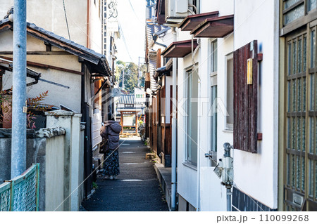 【重要伝統的建造物群保存地区】倉敷川畔　倉敷美観地区　倉敷川畔へ向かう路地　岡山県倉敷市 110099268