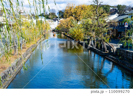 【重要伝統的建造物群保存地区】倉敷美観地区　初冬の倉敷川と街並み　岡山県倉敷市 110099270