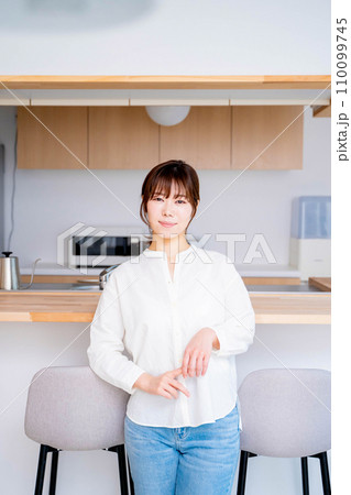 若い女性 キッチン ライフスタイル 若い女性 キッチン ライフスタイル 110099745