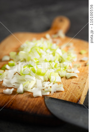 vegetable salad with onion and onion 110100556