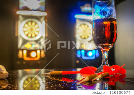 グラスとダーツ 110100674