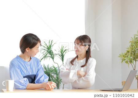1on1_腕組みして怒り気味の女性管理職_オフィスカジュアル_1 1on1_腕組みして怒り気味の女性管理職_オフィスカジュアル_1 110101042