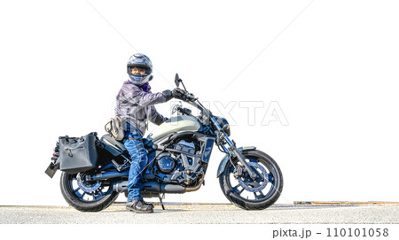 大型アメリカンバイクと男性ライダー 110101058