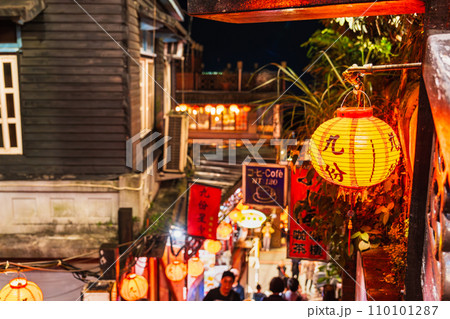 九份　石段のメインストリート　豎崎路（スーチールー） 110101287