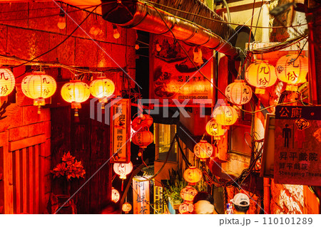 九份　石段のメインストリート　豎崎路（スーチールー） 110101289