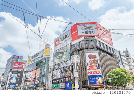 北海道札幌市　北海道一番の歓楽街　すすきの交差点周辺の街並み 110101370