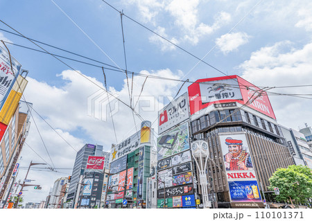 北海道札幌市　北海道一番の歓楽街　すすきの交差点周辺の街並み 110101371