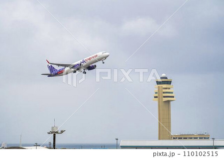 雨の空港 離陸する飛行機 沖縄県那覇市 雨の空港 離陸する飛行機 沖縄県那覇市 110102515