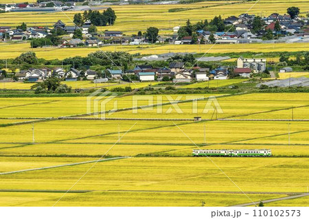 収穫時期の会津盆地の風景と只見線の列車 蓋沼俯瞰 福島県会津美里町 収穫時期の会津盆地の風景と只見線の列車 蓋沼俯瞰 福島県会津美里町 110102573