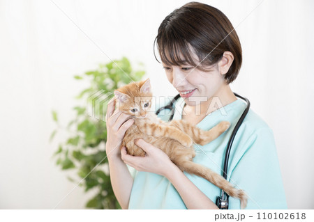 仔猫を抱く女性獣医師 110102618