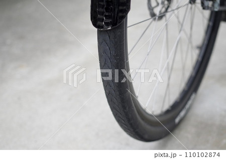自転車のタイヤ　交換時期 110102874