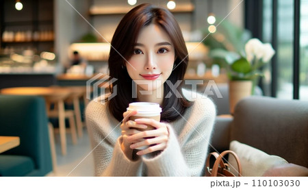 カフェでコーヒーを飲む女性 カフェでコーヒーを飲む女性 110103030