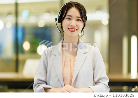 ヘッドセットをつけた女性 撮影協力:WEEK芝大門(サンフロンティア不動産) ヘッドセットをつけた女性 撮影協力:WEEK芝大門(サンフロンティア不動産) 110103628