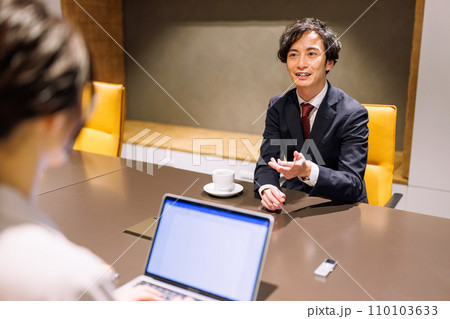 対談をするビジネスパーソン 撮影協力:WEEK芝大門(サンフロンティア不動産) 対談をするビジネスパーソン 撮影協力:WEEK芝大門(サンフロンティア不動産) 110103633
