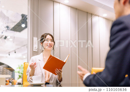 対談をするビジネスパーソン　撮影協力：WEEK芝大門（サンフロンティア不動産） 110103636