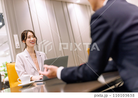 対談をするビジネスパーソン 撮影協力:WEEK芝大門(サンフロンティア不動産) 対談をするビジネスパーソン 撮影協力:WEEK芝大門(サンフロンティア不動産) 110103638