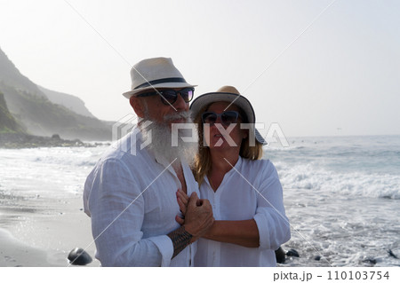 lifestyle with caucasian senior couple 110103754