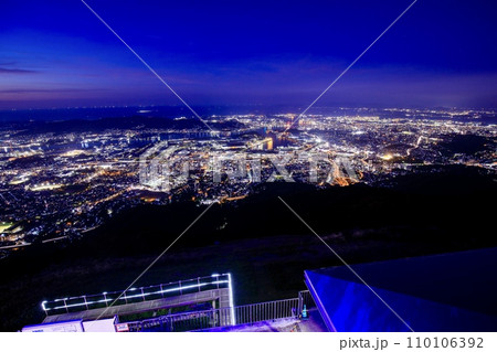 福岡県、皿倉山展望台から眺める北九州市の夜景(旧八幡製鉄所方面方面) 福岡県、皿倉山展望台から眺める北九州市の夜景(旧八幡製鉄所方面方面) 110106392