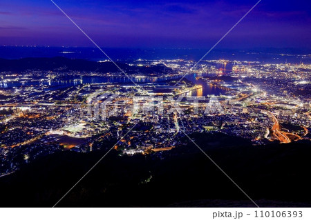 福岡県、皿倉山展望台から眺める北九州市の夜景(旧八幡製鉄所方面方面) 福岡県、皿倉山展望台から眺める北九州市の夜景(旧八幡製鉄所方面方面) 110106393