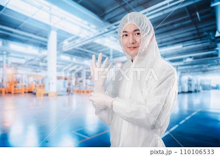 工場のクリーンルームに入る男性 110106533