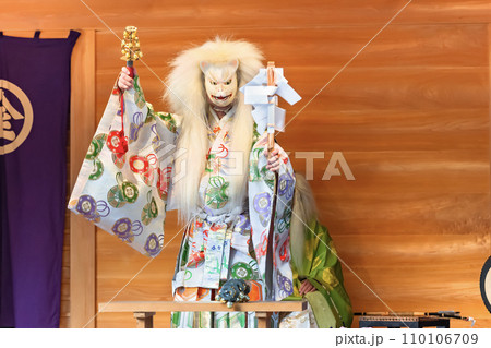 [東京・虎ノ門] 金刀比羅宮で行われる稲荷山の神楽を踊る稲荷。 110106709