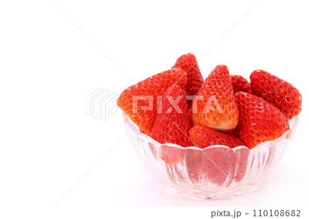 真っ赤なイチゴ　あきひめ　章姫　静岡県産　明るい背景　ガラスの器 110108682