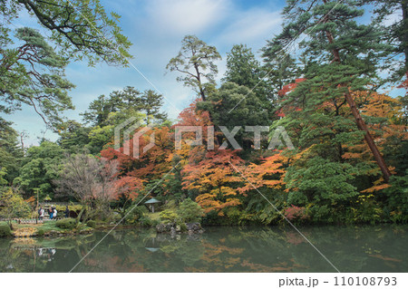 紅葉の兼六園の瓢池 110108793