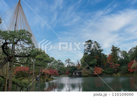 紅葉の兼六園の霞ヶ池 110109000