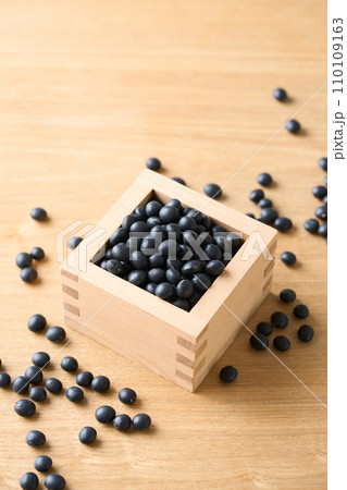 升に持った黒豆 110109163