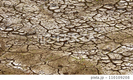 水不足　渇水　干ばつ　water shortage  water deficit 110109208