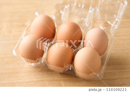 プラスチック容器に入った卵 110109221
