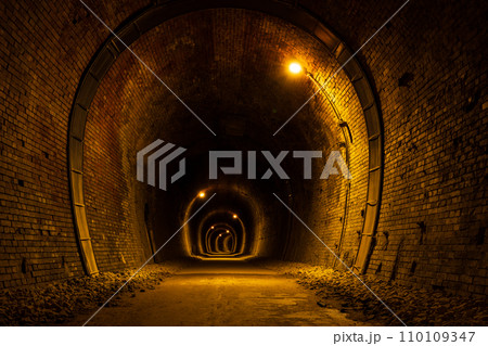 群馬県安中市　アプトの道　歴史あるトンネル 110109347