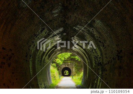 群馬県安中市の春　新緑のアプトの道　歴史あるトンネル 110109354