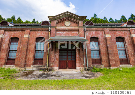 群馬県安中市の春 新緑のアプトの道 丸山変電所跡 群馬県安中市の春 新緑のアプトの道 丸山変電所跡 110109365