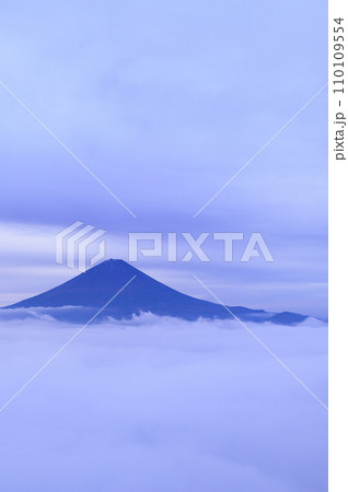 雲の上に浮かぶ富士山・王岳～鬼ヶ岳稜線より望む絶景 110109554