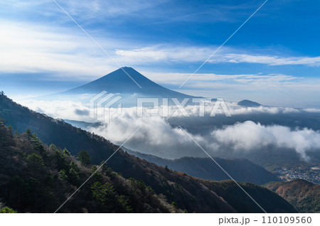 雲の上に浮かぶ富士山・王岳～鬼ヶ岳稜線より望む絶景 110109560