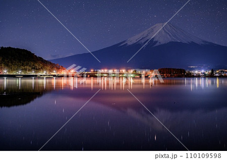 河口湖に映る逆さ富士と星空の絶景 110109598