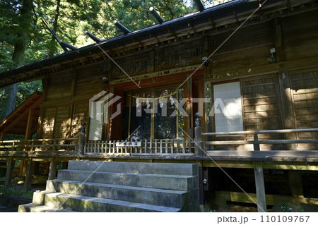 赤城山南麓の赤城神社(三夜沢)の拝殿 赤城山南麓の赤城神社(三夜沢)の拝殿 110109767