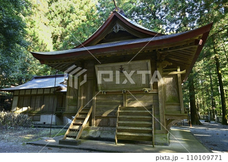 赤城山南麓の赤城神社(三夜沢)の神楽殿 赤城山南麓の赤城神社(三夜沢)の神楽殿 110109771