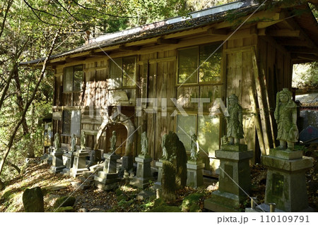 赤城山南面粕川滝沢の滝沢の不動尊山門 110109791