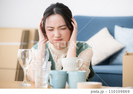 引越し荷造りや準備がうまくいかない若い女性 110109869