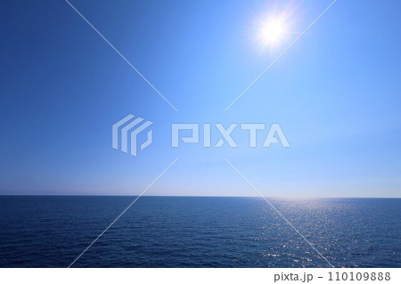 夏の北海道、日本海側のフェリーから絶海の孤島、奥尻島を望む、裏側の奥尻島、断崖絶壁の離島、夏から秋へ 夏の北海道、日本海側のフェリーから絶海の孤島、奥尻島を望む、裏側の奥尻島、断崖絶壁の離島、夏から秋へ 110109888