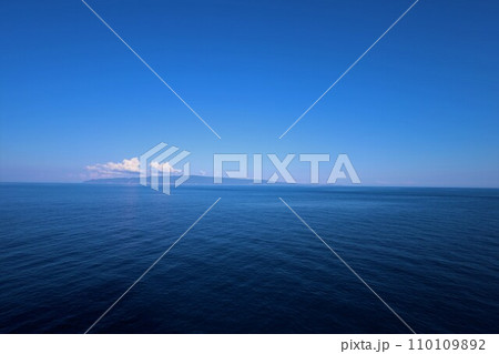 夏の北海道、日本海側のフェリーから絶海の孤島、奥尻島を望む、裏側の奥尻島、断崖絶壁の離島、夏から秋へ 110109892