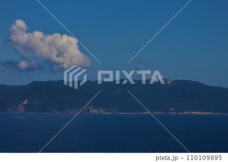 夏の北海道、日本海側のフェリーから絶海の孤島、奥尻島を望む、裏側の奥尻島、断崖絶壁の離島、夏から秋へ 夏の北海道、日本海側のフェリーから絶海の孤島、奥尻島を望む、裏側の奥尻島、断崖絶壁の離島、夏から秋へ 110109895