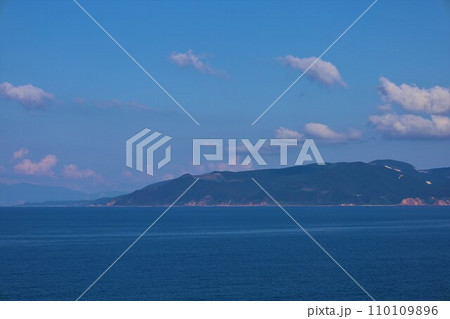 夏の北海道、日本海側のフェリーから絶海の孤島、奥尻島を望む、裏側の奥尻島、断崖絶壁の離島、夏から秋へ 夏の北海道、日本海側のフェリーから絶海の孤島、奥尻島を望む、裏側の奥尻島、断崖絶壁の離島、夏から秋へ 110109896