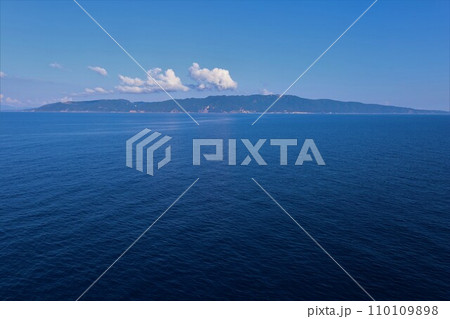 夏の北海道、日本海側のフェリーから絶海の孤島、奥尻島を望む、裏側の奥尻島、断崖絶壁の離島、夏から秋へ 夏の北海道、日本海側のフェリーから絶海の孤島、奥尻島を望む、裏側の奥尻島、断崖絶壁の離島、夏から秋へ 110109898