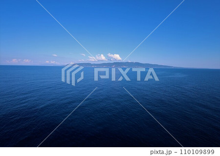 夏の北海道、日本海側のフェリーから絶海の孤島、奥尻島を望む、裏側の奥尻島、断崖絶壁の離島、夏から秋へ 110109899