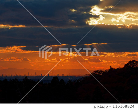 猿投山から見た名古屋市臨海部の夕暮れ 猿投山から見た名古屋市臨海部の夕暮れ 110109924