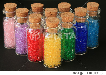 色とりどりの瓶に入ったビーズ 色とりどりの瓶に入ったビーズ 110109955