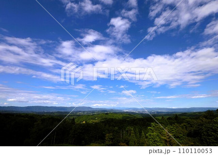 夏の終わり、大和、奈良の山添村、大和茶の産地と神野山、パーク神野山から眺める紀伊半島の内陸風景 夏の終わり、大和、奈良の山添村、大和茶の産地と神野山、パーク神野山から眺める紀伊半島の内陸風景 110110053